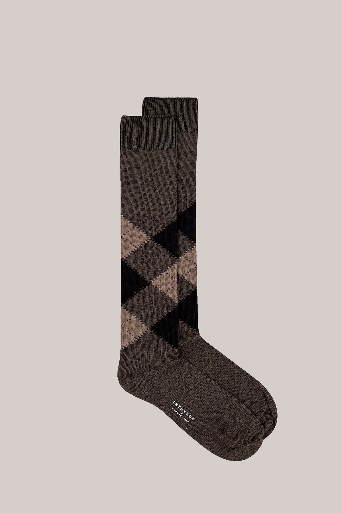 Calf-length brown cotton socks with a black and beige argyle pattern and ribbed cuffs
