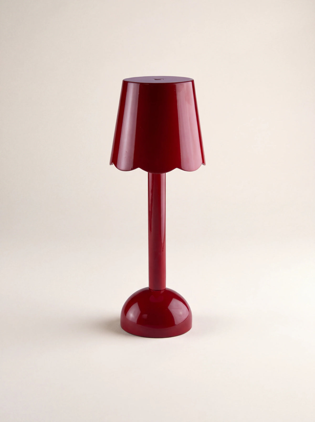 Scalloped LED table lamp in glossy burgundy lacquer with a rounded base