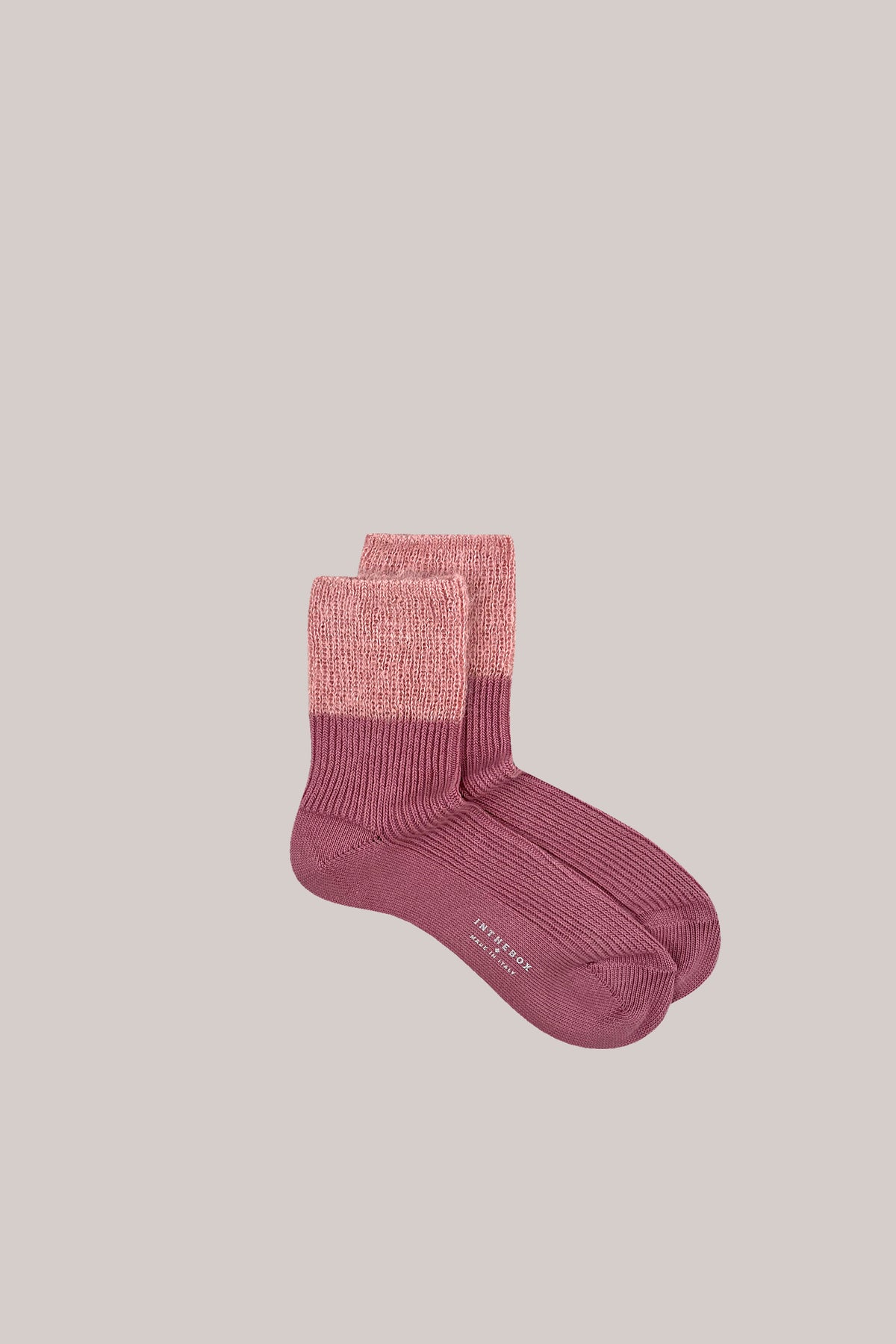 Two-tone pink ribbed socks with pale pink cuffs and INTHEBOX MADE IN ITALY printed on the sole