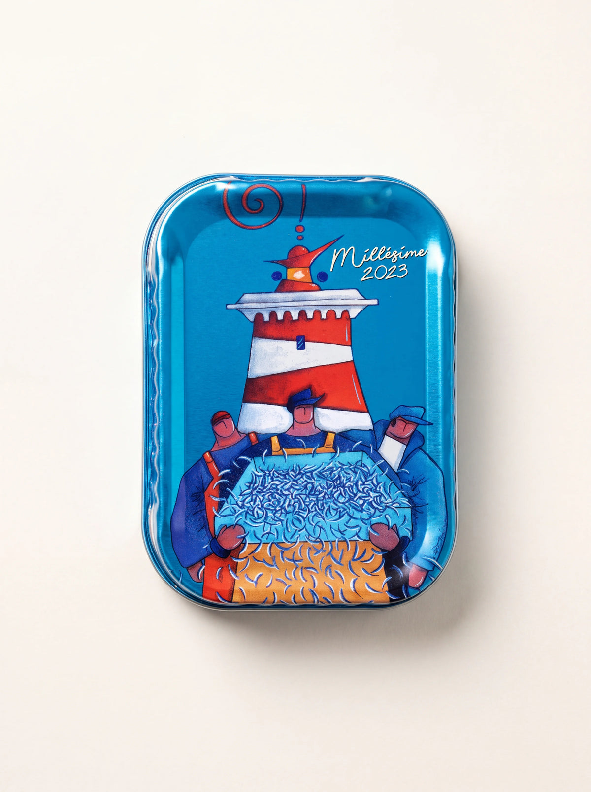 Blue sardine tin illustrated with a red and white lighthouse, fishermen holding a catch, and Millésime 2023