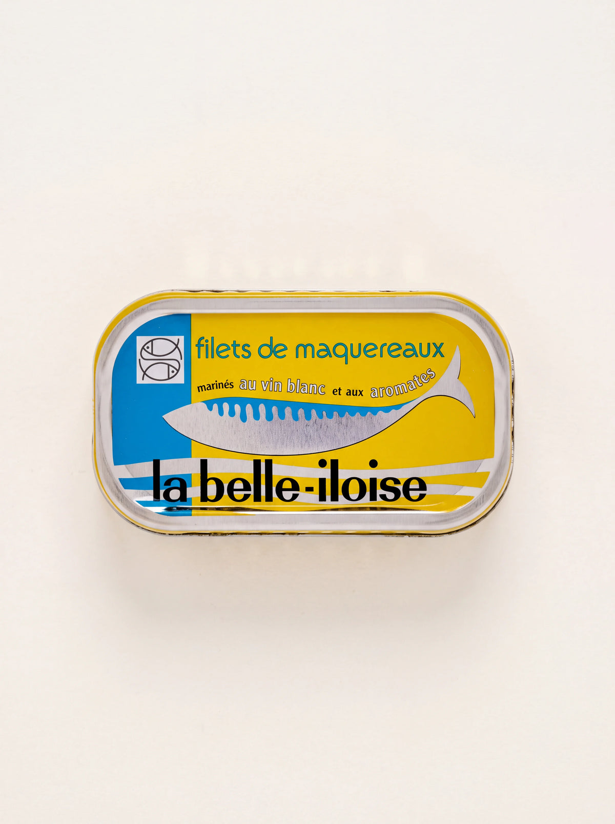Tin of mackerel fillets with yellow and blue label reading filets de maquereaux marinés au vin blanc