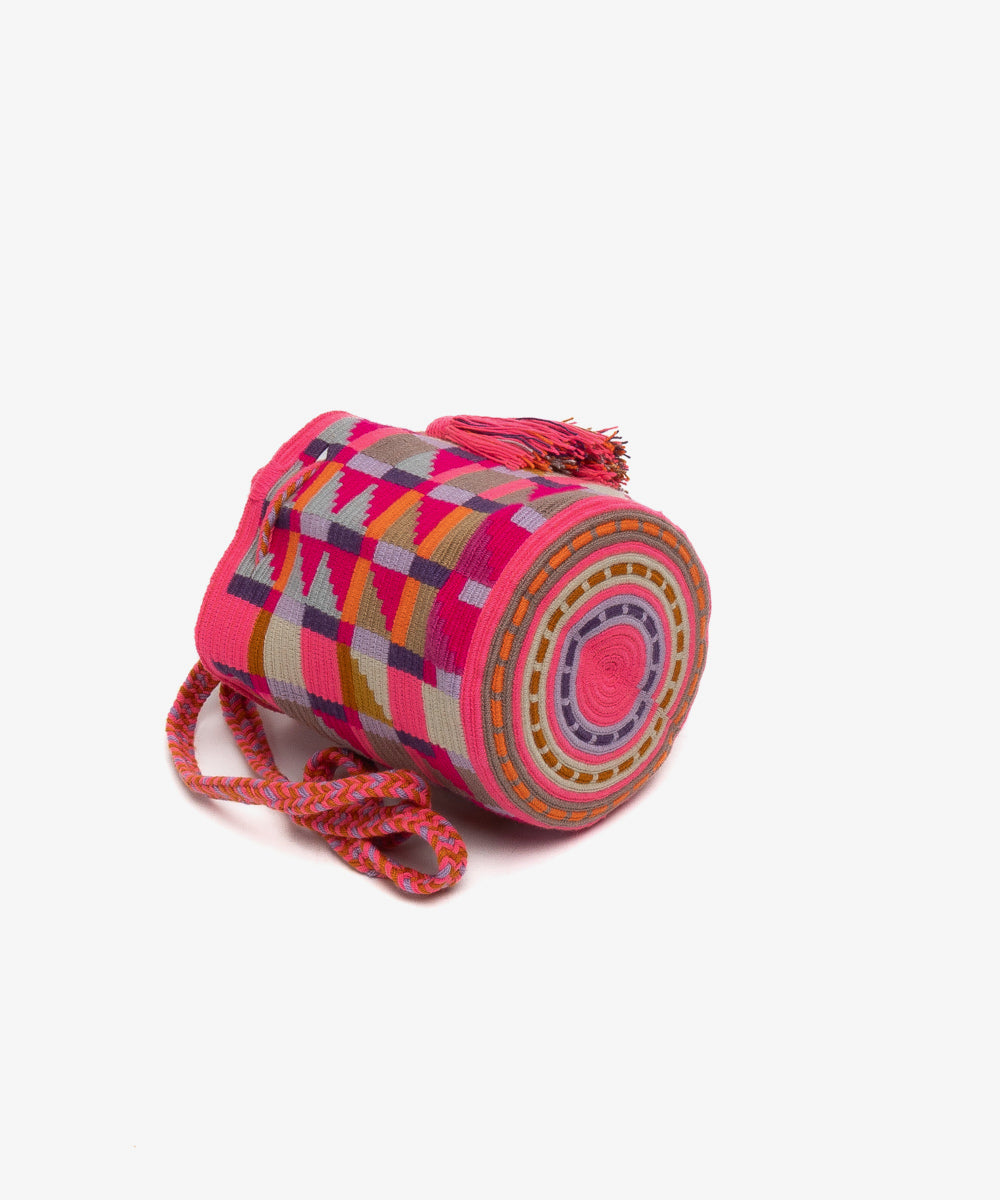 Underside of the woven crossbody bag showing the circular base with concentric multicoloured rings